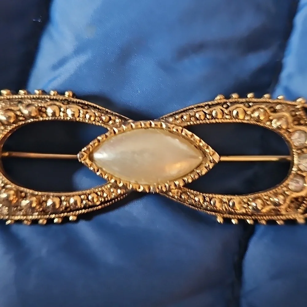 Elegant Gold and Pearl Brooch